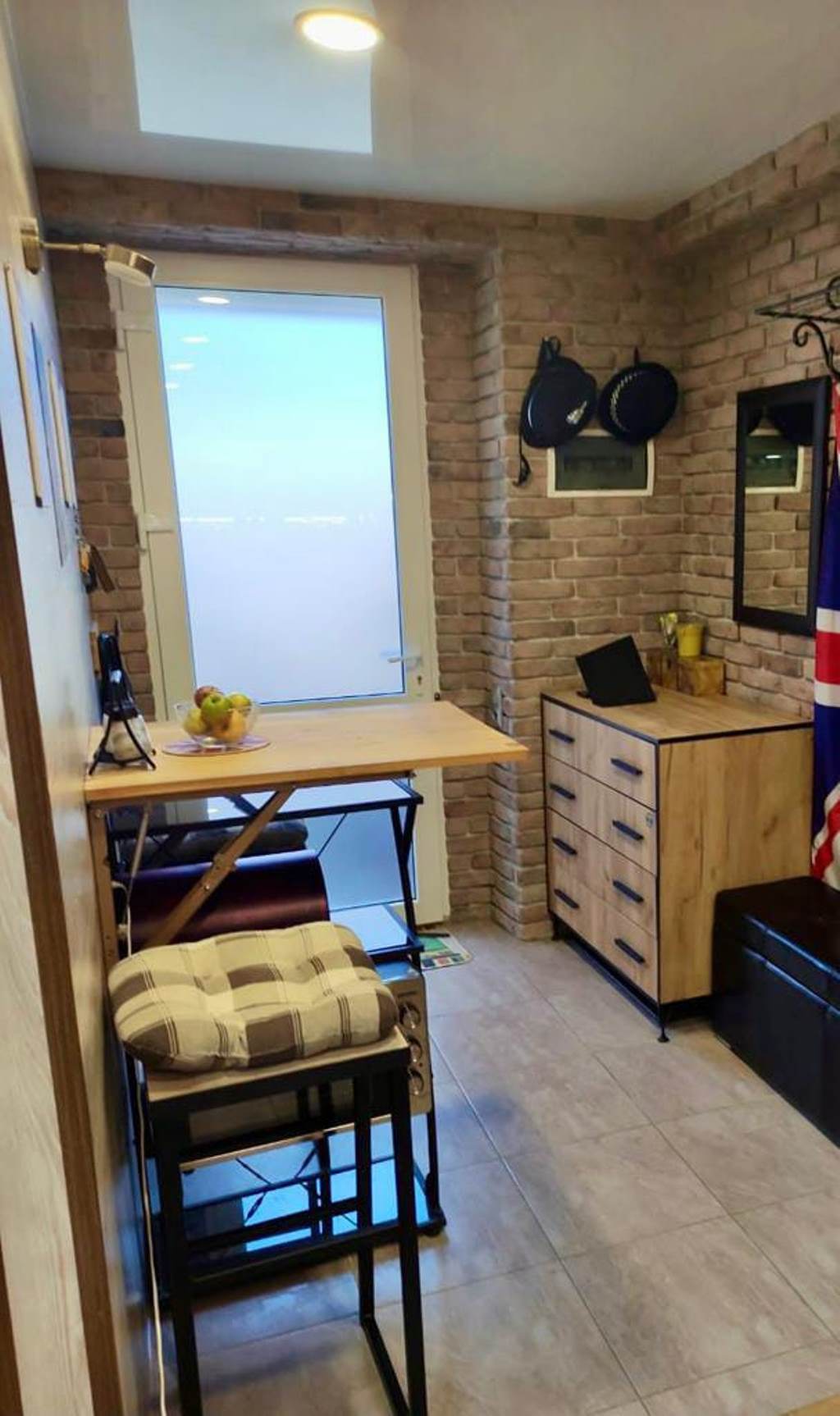 . Квартира в многоквартирном доме на земле в пгт Коктебеле недалеко от моря (700 м), с кондиционером. Коктебель