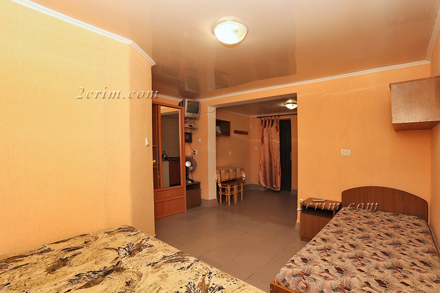 Трехместный номер в коттедже Уютный дворик. Гостевой дом "Крымский кораблик". Орджоникидзе