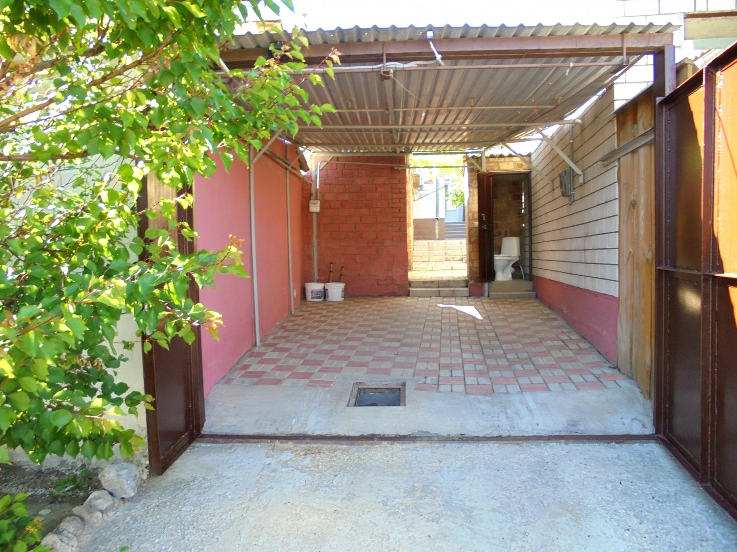 . Дом под ключ  Отдельный трехкомнатный дом со своим закрытым двором и гаражом без хозяев.. Феодосия