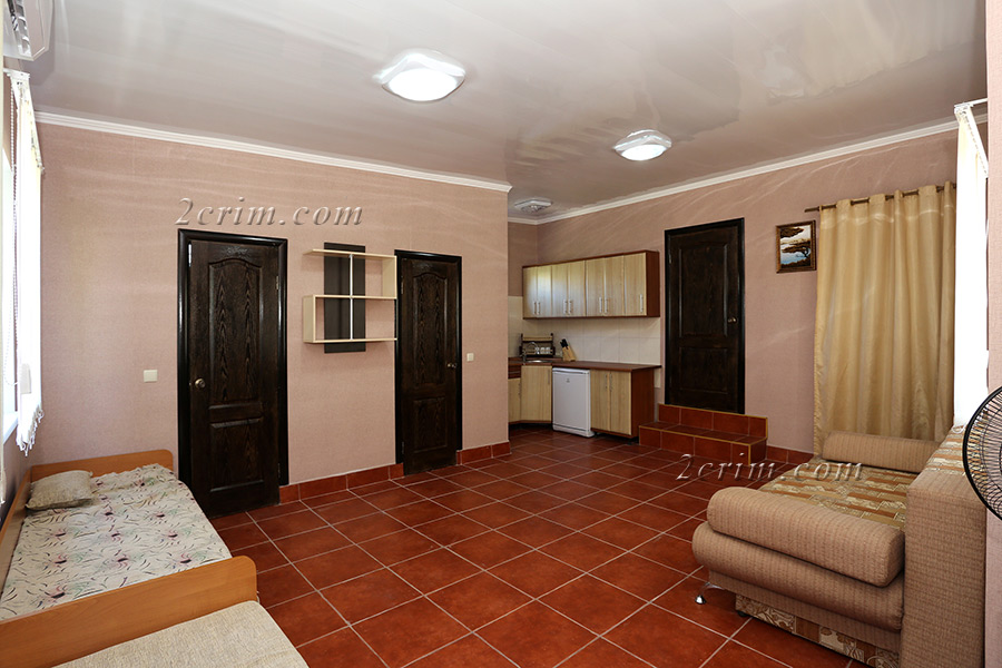 Четырехместный номер в коттедже Уютный дворик. Гостевой дом "Крымский кораблик". Орджоникидзе