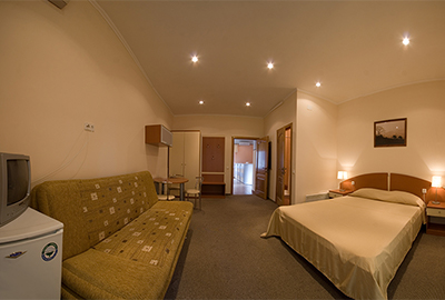 Полулюкс А южная сторона. Гостевой дом "Кедр-Запад". Алупка