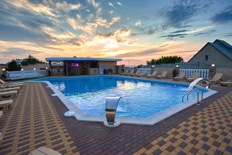 . Отель У Моря с бассейном. Евпатория