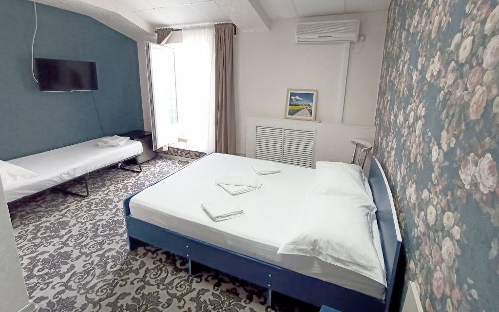 3-х местный номер «Стандарт» с двуспальной и односпальной кроватью. Отель «Эра». Анапа