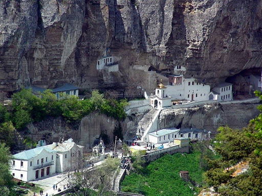 Успенский пещерный монастырь. Фото взято с сайта: http://aferni.com/