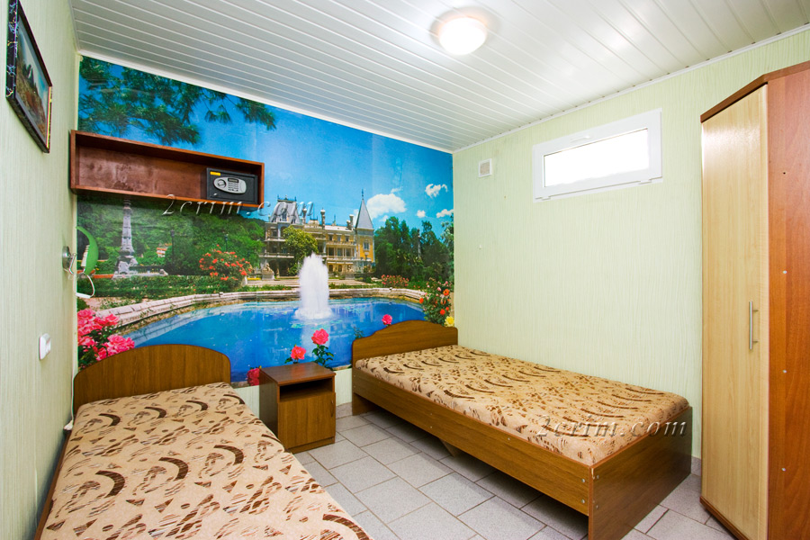 Четырехместный номер в коттедже Уютный дворик. Гостевой дом "Крымский кораблик". Орджоникидзе