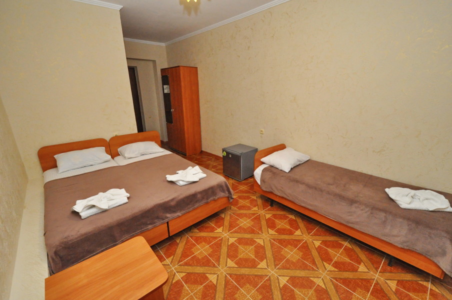 Эконом — трёхместный, цоколь. Гостевой дом «Алёша». Витязево