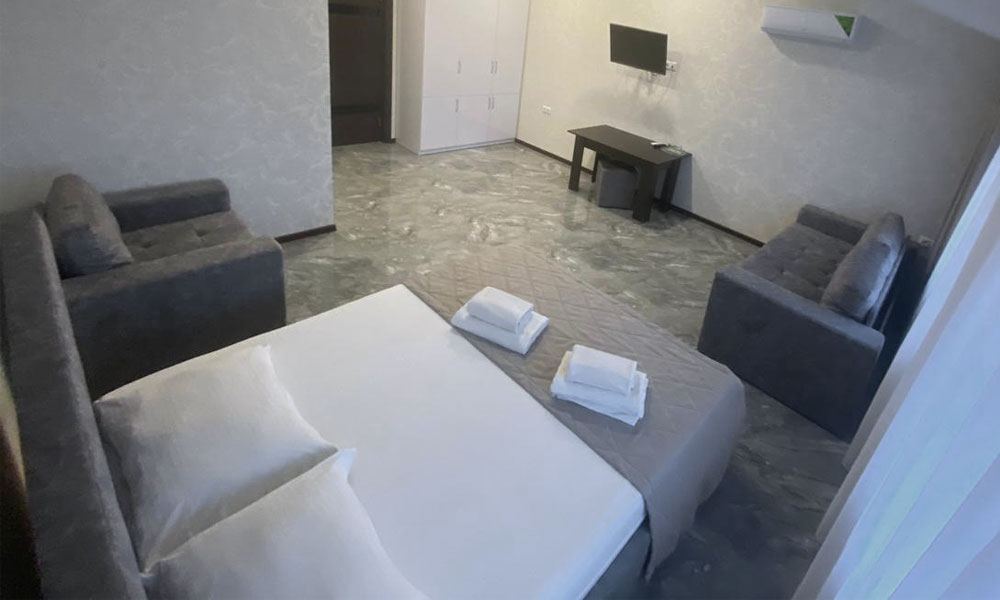 5-ти местный номер «Улучшеный» с двуспальной кроватью, раскладным диваном, креслом. Отель «Эра». Анапа