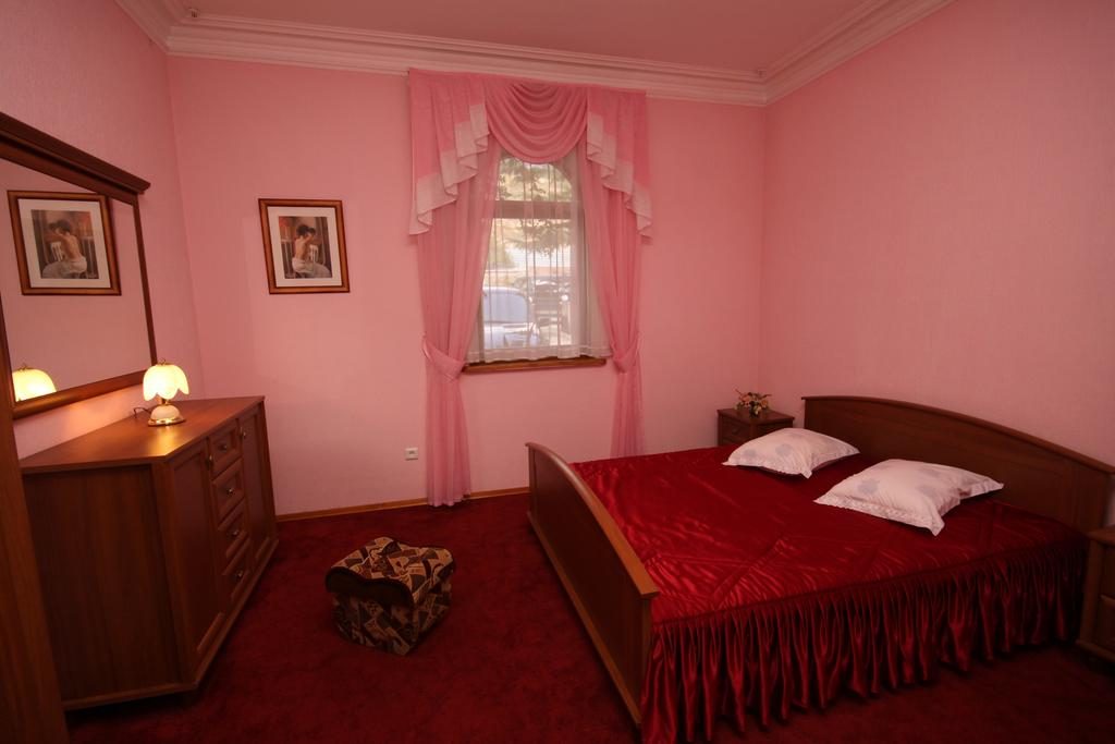 Люкс четырехместный. Гостиница Ташир. Ялта