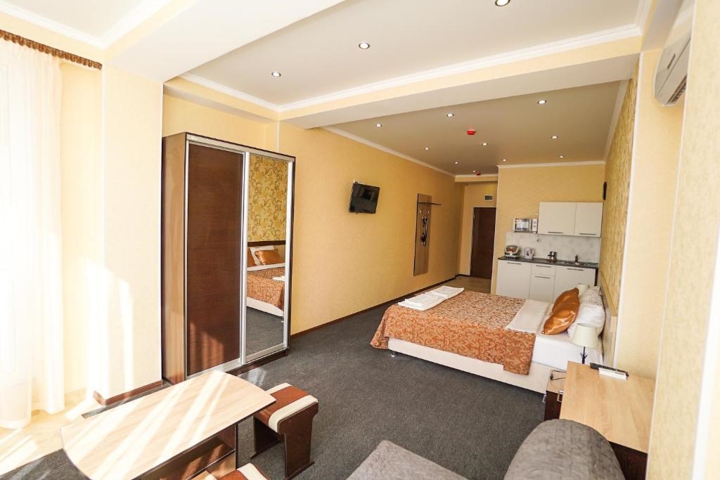 Номер-студио с балконом. Апарт-отель «Близнецы». Адлер