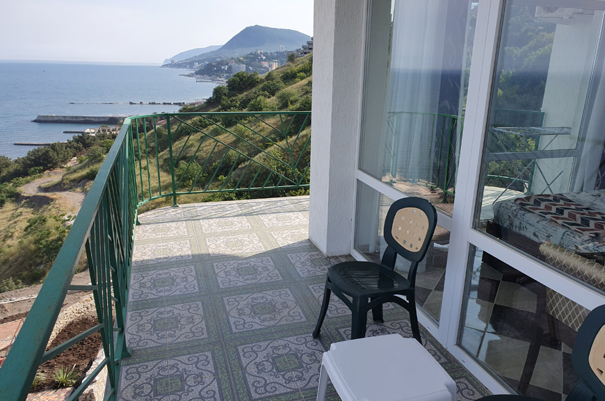 2-местный номер с балконом и панорамными окнами, с видом на море, горы, бассейн и Алушту. Гостевой дом «Камилла Sunrise». Алушта