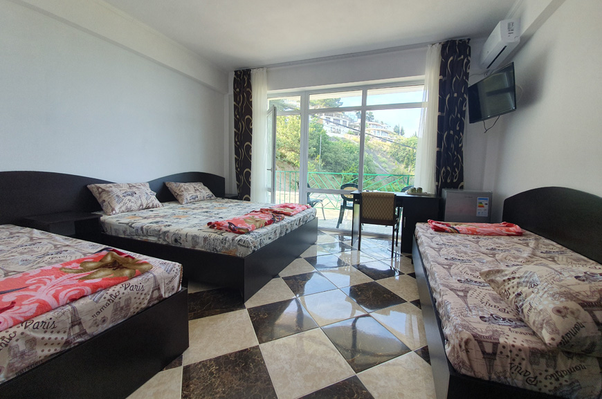 3-местный номер с балконом и видом на море и горы. Гостевой дом «Камилла Sunrise». Алушта