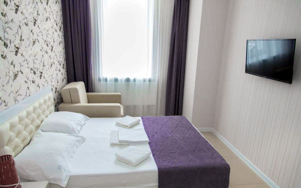 4-х местный номер «Комфорт» с двуспальной, односпальной кроватями и раскладным креслом. Отель «Эра». Анапа