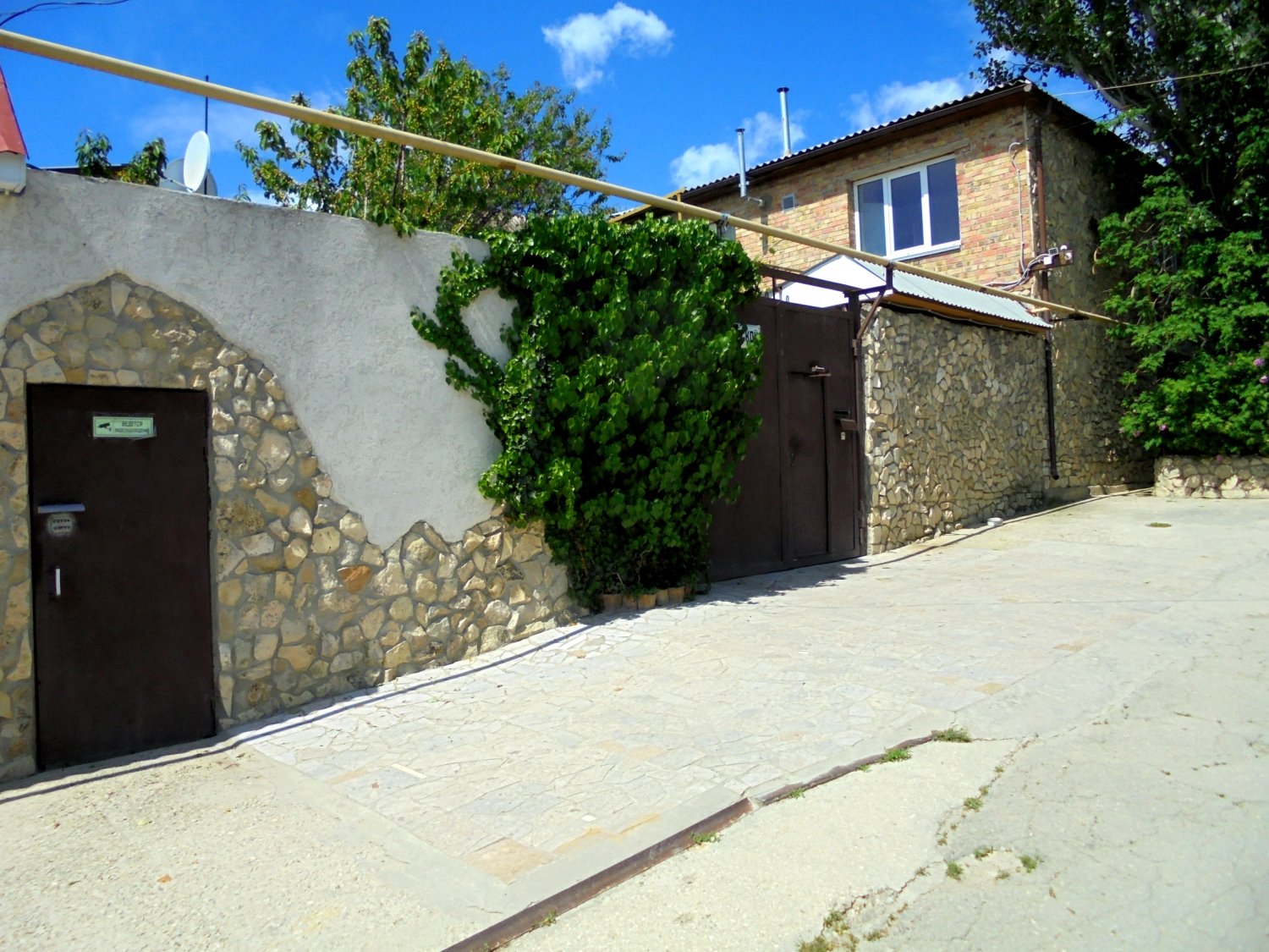 . Дом под ключ  Домик под абрикосовым деревом на 2-4 человека.. Феодосия