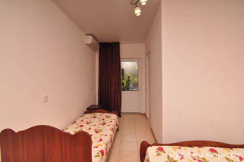 3-х местный «Стандарт» с дополнительным местом. Частный сектор «У Ануш». Пицунда