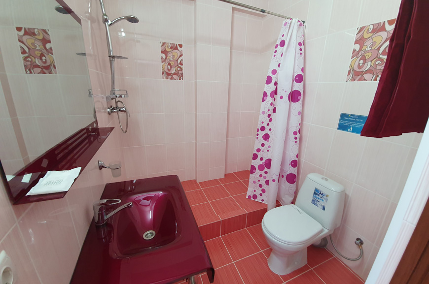 2-местный номер с балконом и видом на море, горы, бассейн и Алушту. Гостевой дом "Асаль". Лазаревское