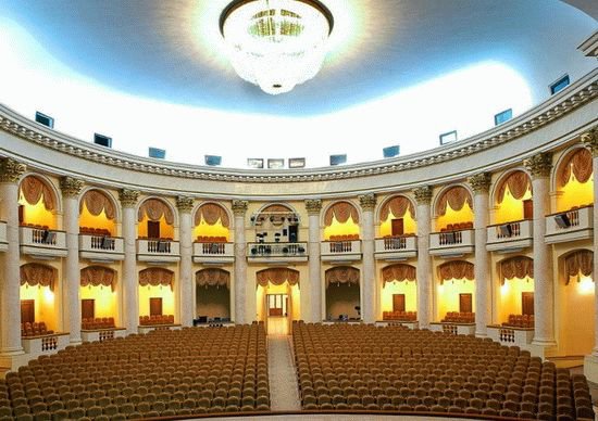 Фото зала Зимнего театра в Сочи взято с сайта: https://dialog-sochi.ru/