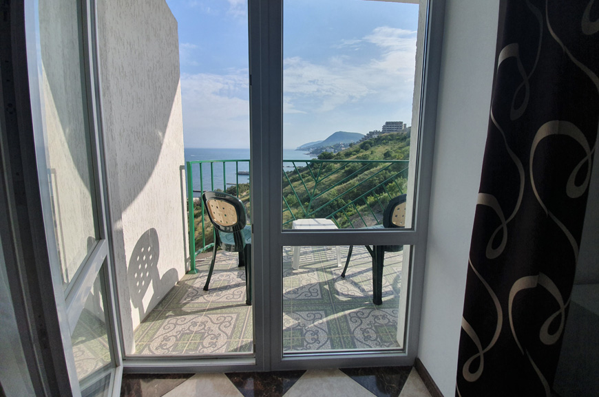 2-местный номер с балконом и видом на море, горы, бассейн и Алушту. Гостевой дом "Асаль". Лазаревское