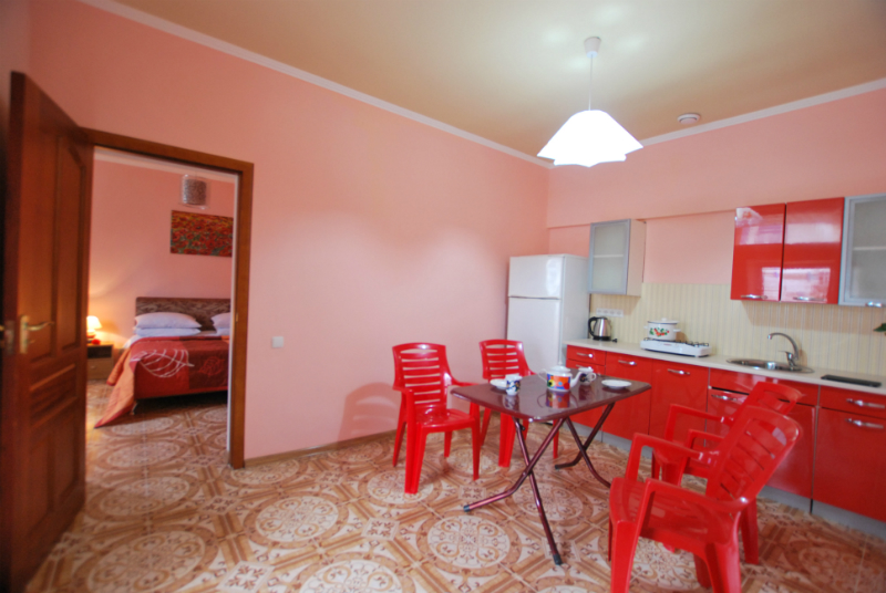 Домик 3 с кухней. Частная усадьба "Дом Роз". Заозерное Домик 3 с кухней. Частная усадьба "Дом Роз". Заозерное