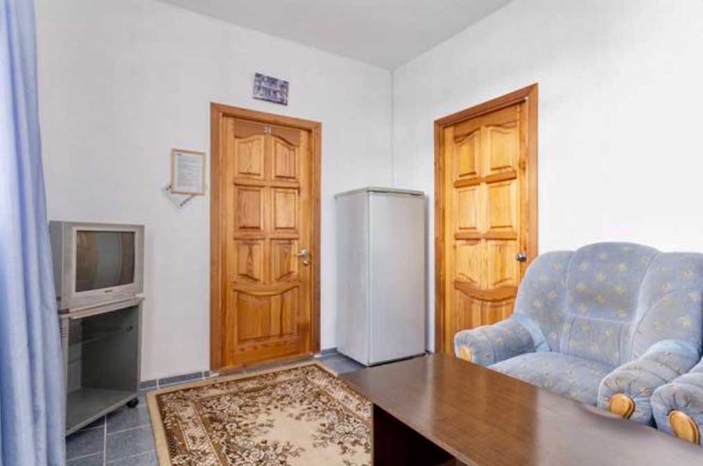 Трехместный номер с удобствами на блок. Гостиница "Алекс". Витязево