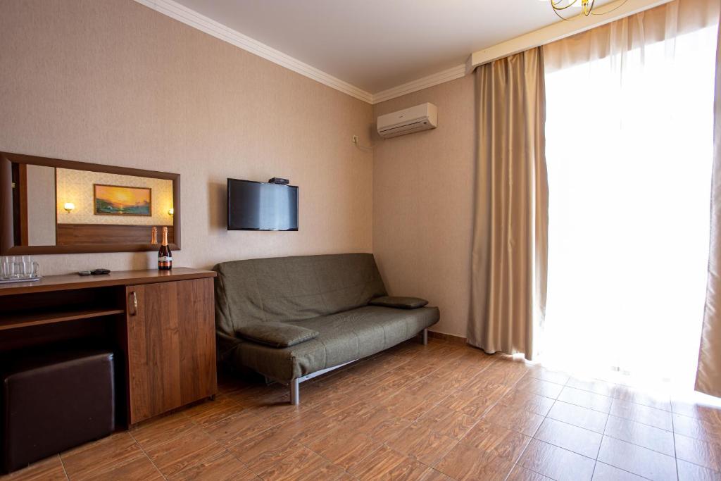 Четырехместный номер с балконом. Отель Атмосфера. Кабардинка