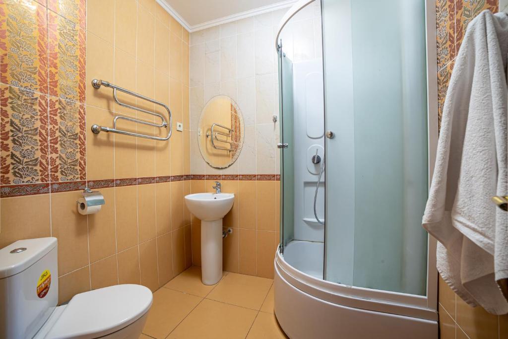 Четырехместный номер с балконом. Отель Атмосфера. Кабардинка