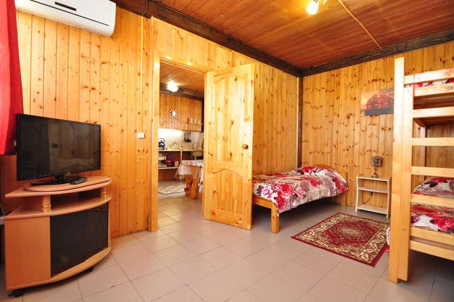 Номер двухкомнатный на 5 человек. Гостевой дом "Эдгар". Благовещенская