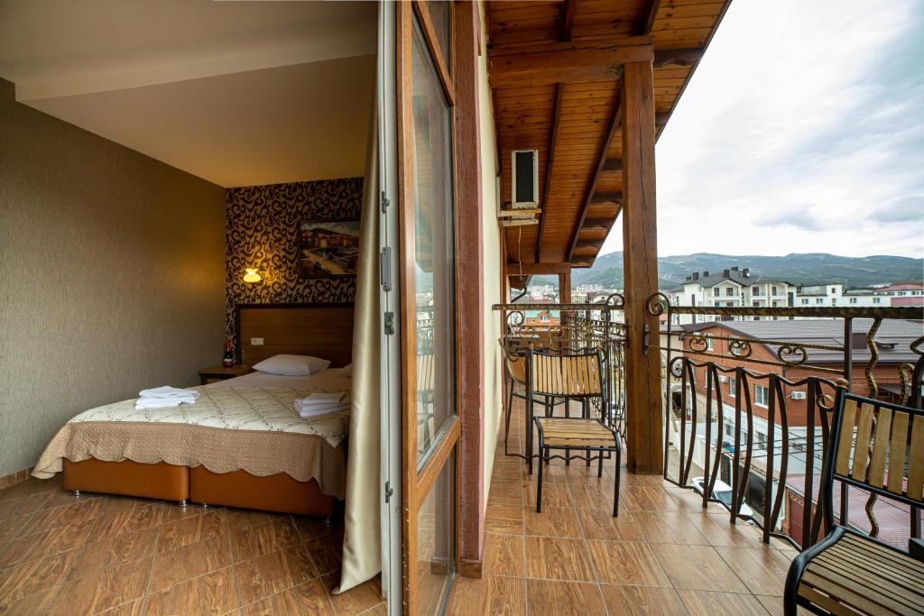 Четырехместный номер с балконом. Отель Атмосфера. Кабардинка