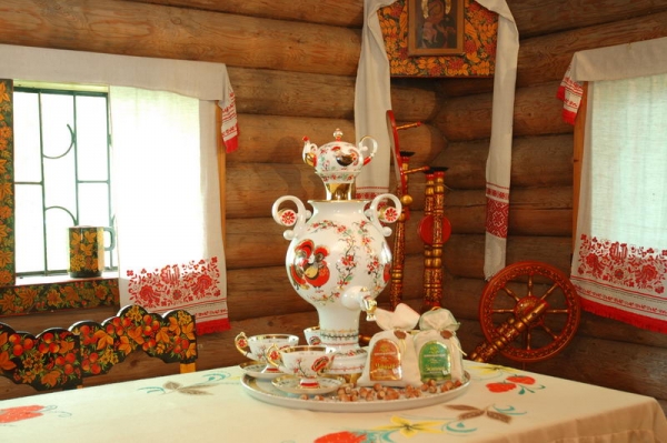 Чайные домики с чайными плантациями. Фото взято с сайта: https://www.dagomystea.ru/
