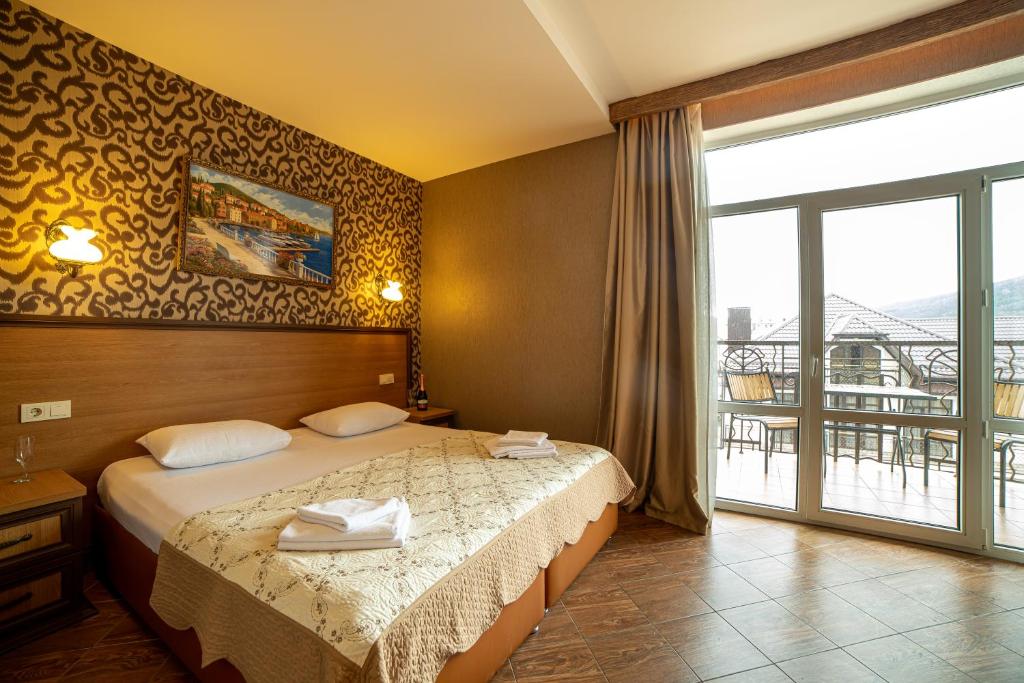 Четырехместный номер с балконом. Отель Атмосфера. Кабардинка