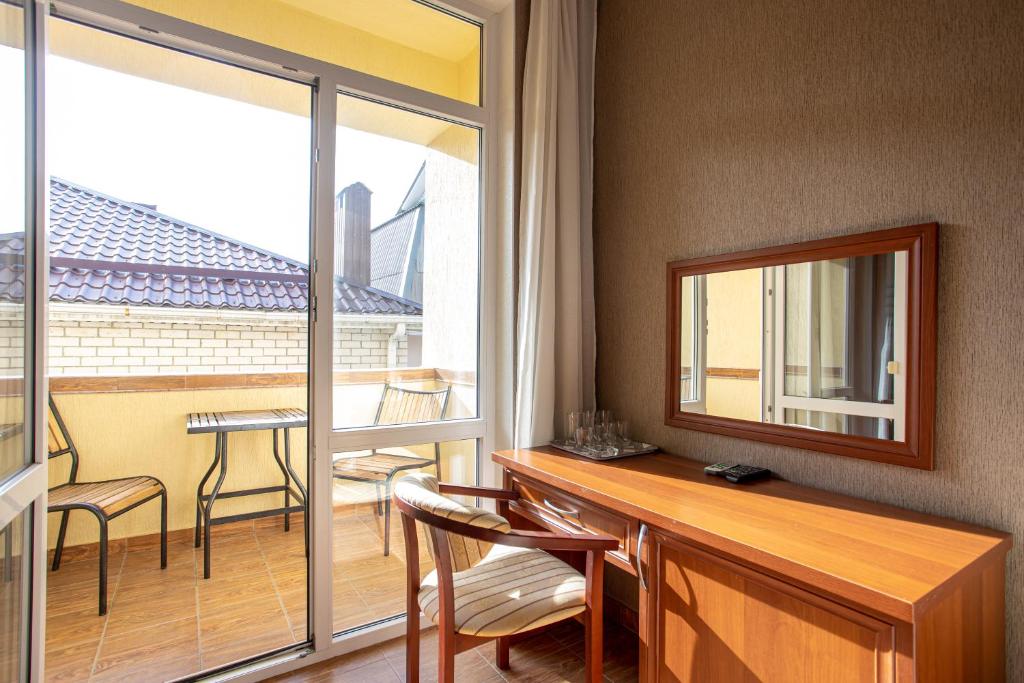 Трехместный номер с балконом. Отель Атмосфера. Кабардинка