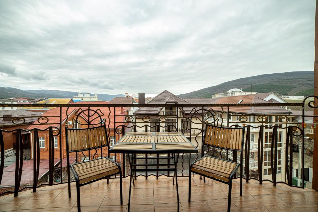 Четырехместный номер с балконом. Отель Атмосфера. Кабардинка