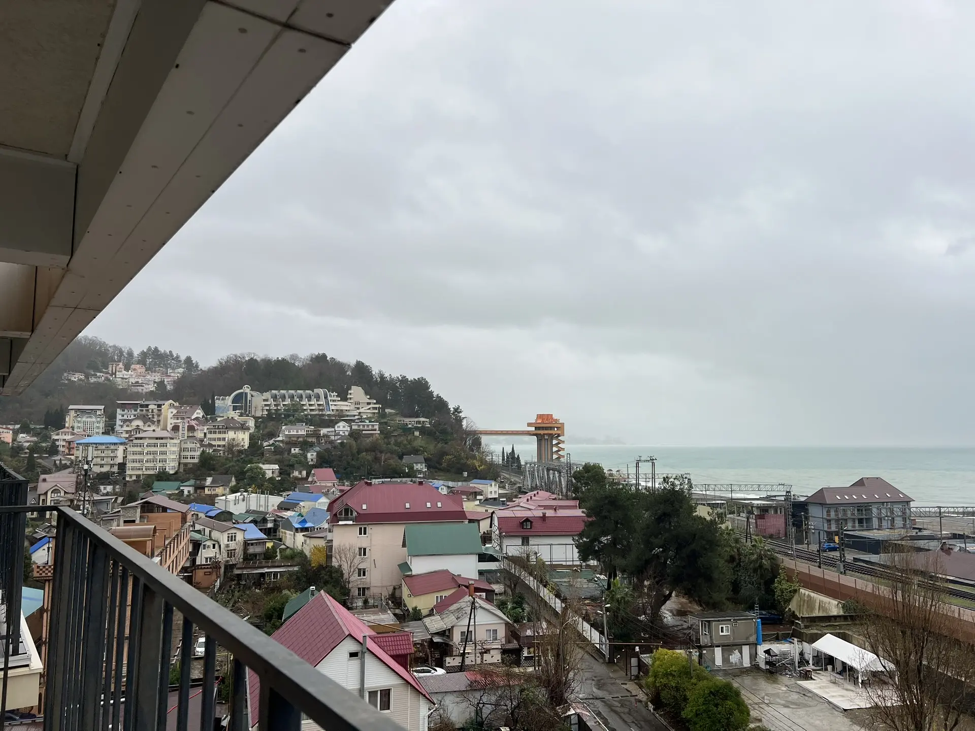 . Квартира в многоквартирном доме Квартира у моря видовая с балконами. Дагомыс