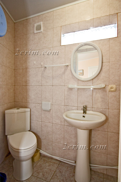 Четырехместный номер в коттедже Уютный дворик. Гостевой дом "Крымский кораблик". Орджоникидзе