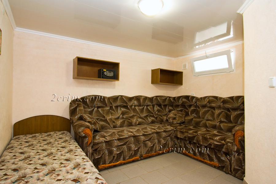 Трехместный номер в коттедже Уютный дворик. Гостевой дом "Крымский кораблик". Орджоникидзе