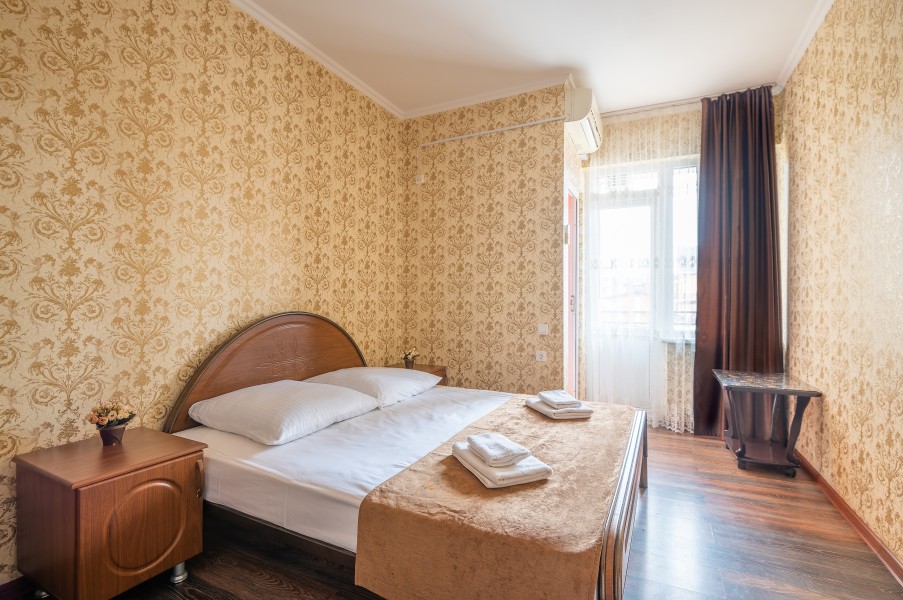 Двухместный стандарт с балконом. Мини отель «Эдельвейс». Адлер