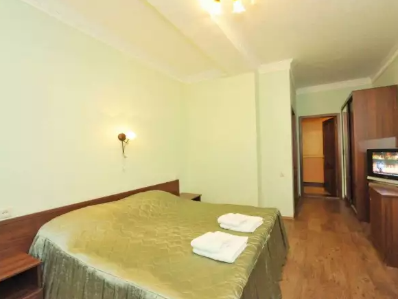 «Полулюкс» 2-х местный DBL (Главный корпус). Гостиница «Кристалл». Домбай-гостиницы