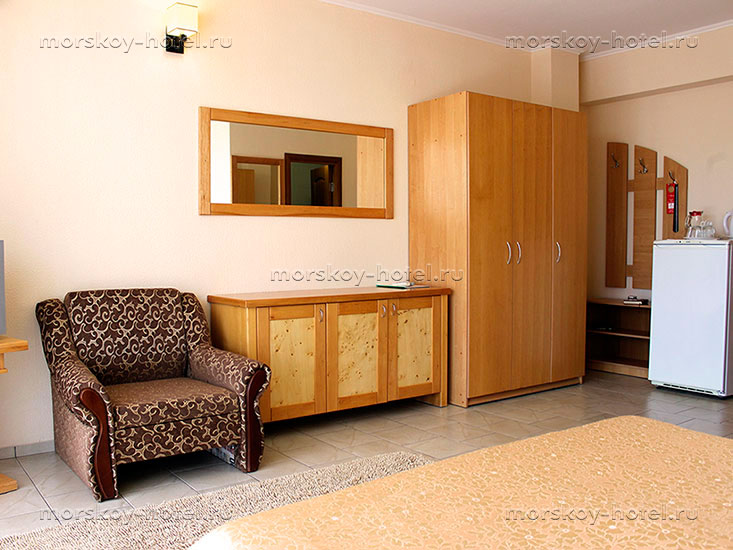 Стандартный трехместный номер. Отель "Морской". Семидворье