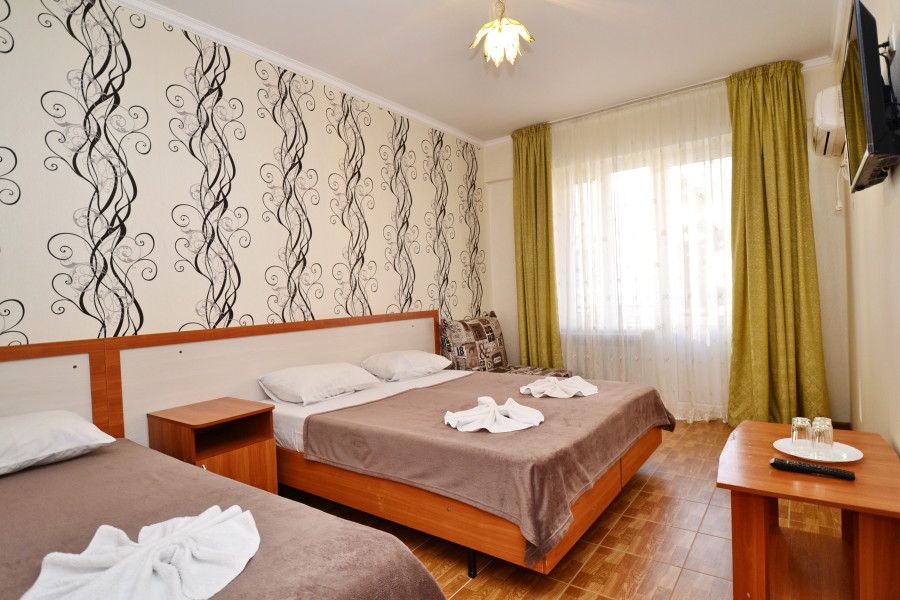 Полулюкс — трёхместный, с балконом. Гостевой дом «Алёша». Витязево