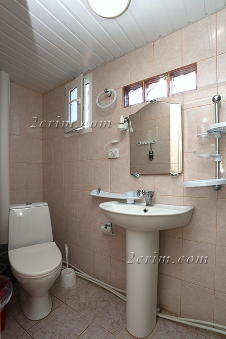 Четырехместный номер в коттедже Уютный дворик. Гостевой дом "Крымский кораблик". Орджоникидзе