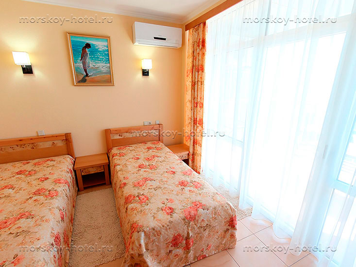 Стандартный двухместный номер. Отель "Морской". Семидворье