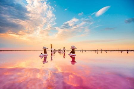 Розовое озеро Сасык-Сиваш. Фото взято с сайта: https://poravkrym.ru/
