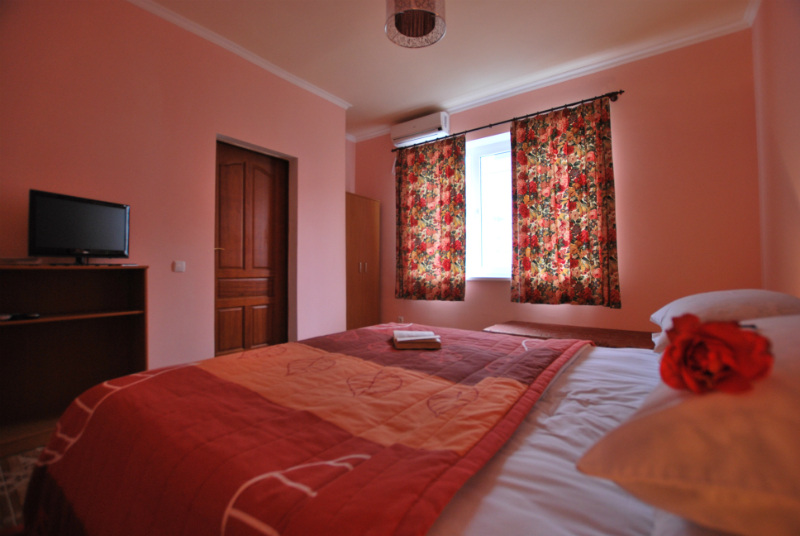 Домик 3 с кухней. Частная усадьба "Дом Роз". Заозерное Домик 3 с кухней. Частная усадьба "Дом Роз". Заозерное