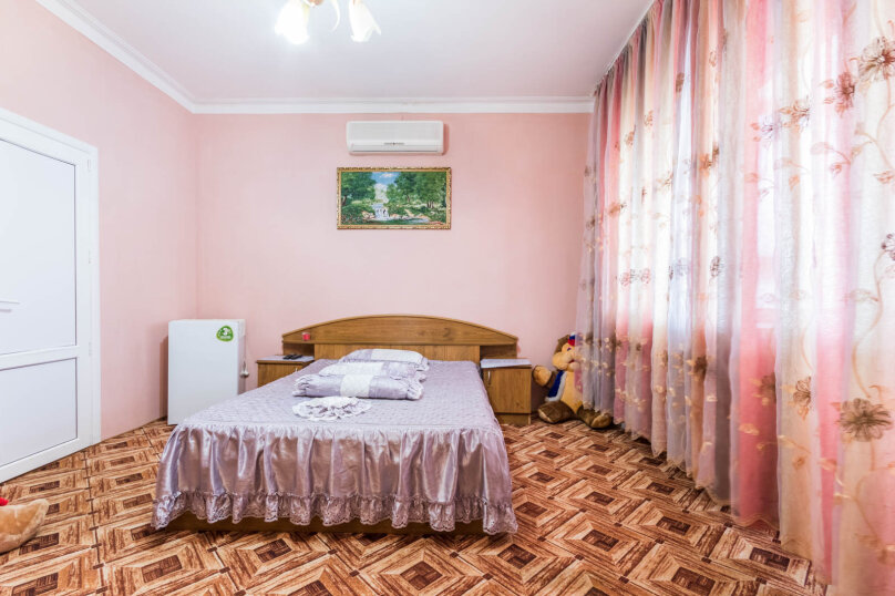 Комфорт двуспальная кровать. Гостевой дом "Агина". Геленджик