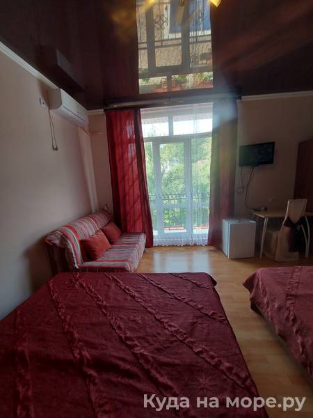 Трёхместный номер люкс с балконом. Гостевой дом "Нур". Ольгинка Трёхместный номер люкс с балконом. Гостевой дом "Нур". Ольгинка