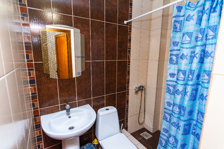 Стандарт трехместный. Гостиничный комплекс "Анжелика-Альбатрос". Лоо