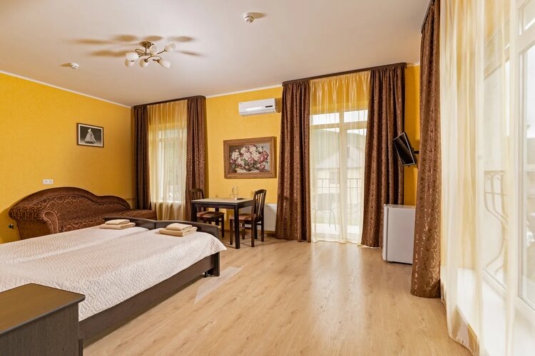 Семейный с балконом. Гостевой дом АНИКСИ. Кабардинка