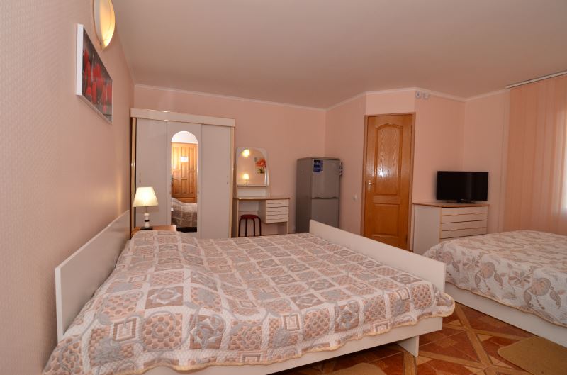 4-МЕСТНЫЙ НОМЕР С КОНДИЦИОНЕРОМ. Мини-гостиница "Анастасия". Саки