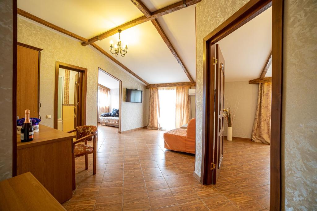 Люкс с 3 спальнями. Отель Атмосфера. Кабардинка