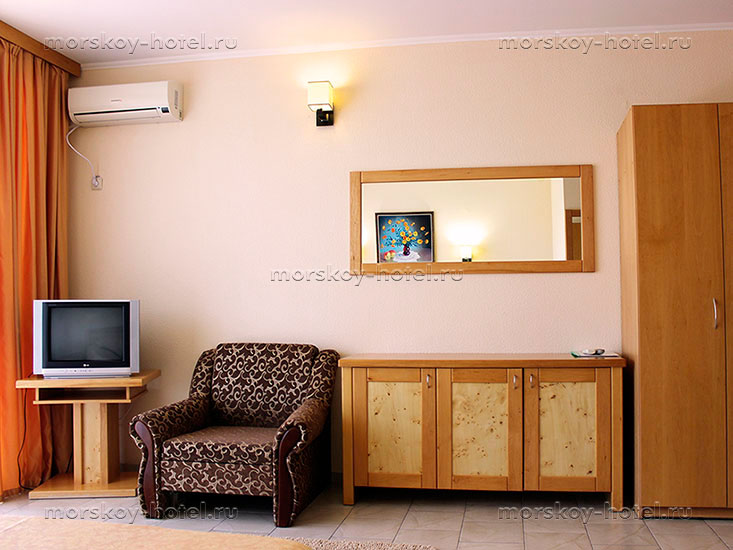 Стандартный трехместный номер. Отель "Морской". Семидворье