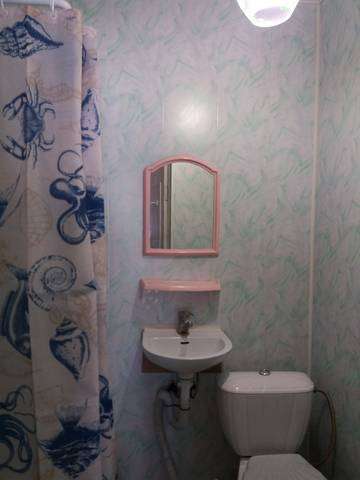 Четырехместный стандарт номер с кухней-столовой комната (18 м2 кухня 12 м2). Гостевой дом «Высотной 13». Голубицкая